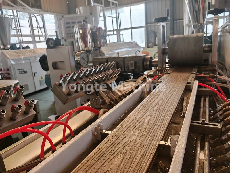 용테는 고객이 WPC 프로파일 압출 라인을 최적화하여 출력 효율성을 40% 향상시킬 수 있도록 지원했습니다.