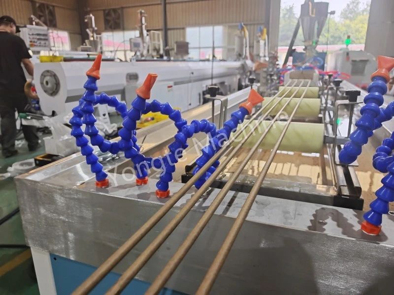 4개의 구멍을 가진 중국 WPC 파이프 만드는 기계