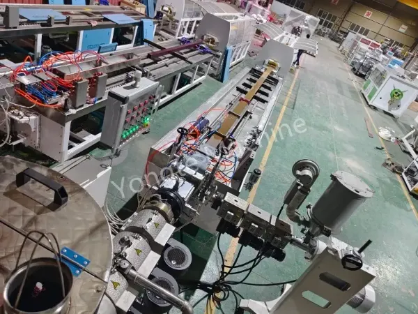 인도 목재 플라스틱 기계 - 플라스틱 폐기물을 친환경 건축 자재로 변환