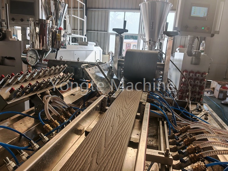 기계를 사용하여 플라스틱 폐기물을 WPC 프로필로 전환