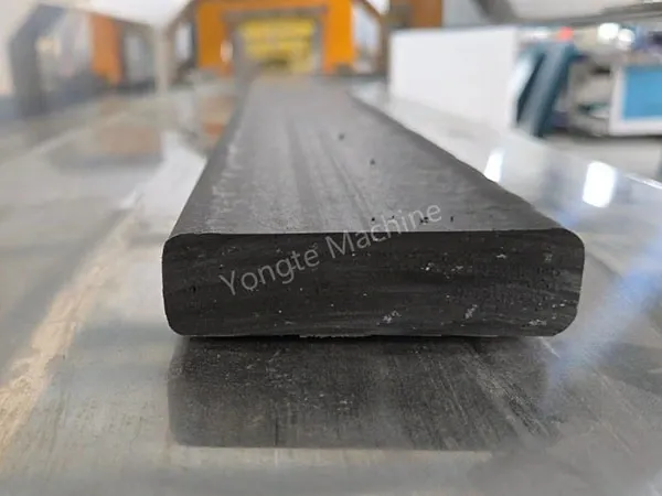 인도에 설치된 플라스틱 목재 제조 기계