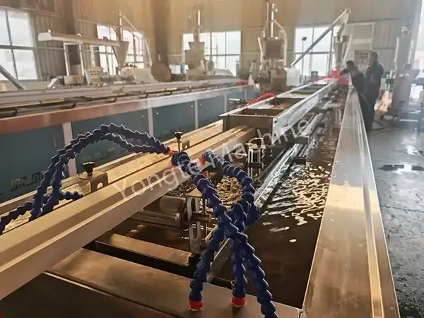 인도에서 운영되는 견고한 WPC 문설주 제작 기계