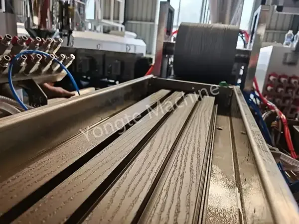 용테 WPC 벽 캐딩 머신이 캐나다에 성공적으로 설치되었습니다.